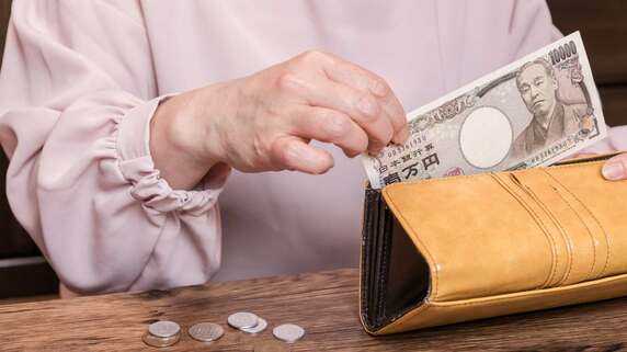 「心配ないよ」と笑っていた父。〈年金月12万円〉のはずが…古びた財布の中にあった〈紙切れ〉を見て、52歳娘が絶句したワケ