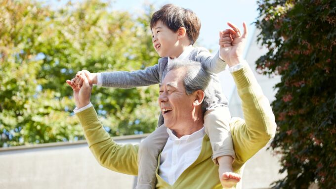〈年金月32万円〉69歳元国家公務員じぃじ、「お小遣い2万円」「月1ディズニー」目に入れても痛くないはずが…10歳孫を拒絶した“まさかのひと言”【FPの助言】