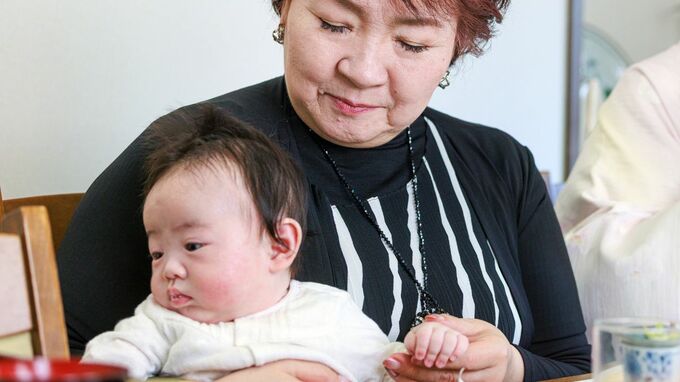 「そりゃ息子も寄り付かないわ」〈年金月14万円・金融資産1億円超〉75歳母、お祝い100万円を突き返され…3人目の孫が生まれた43歳長男と〈実質絶縁〉の納得の理由【FPが解説】