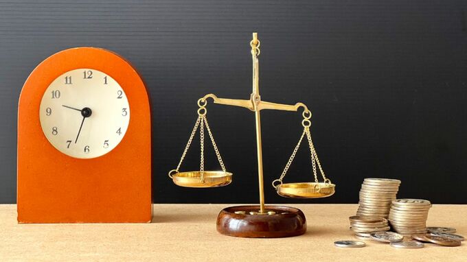 60歳元サラリーマン、年金の「繰上げ・繰下げ」どっちがお得？…月16万円のシミュレーションで判明した、額面と手取りの〈まさかのギャップ〉【FPが解説】