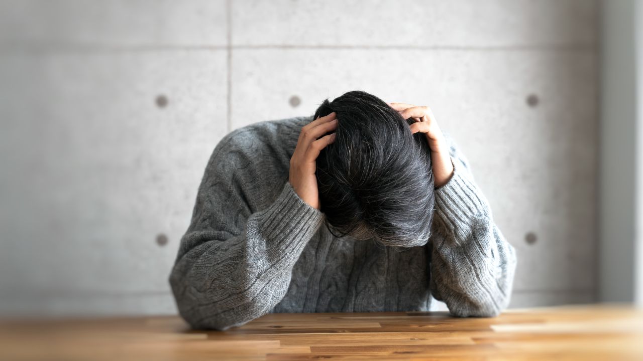 私には無理でした…月収50万円・52歳サラリーマン「東京と地元の二重生活」に限界。年金月8万円・80歳母に涙声で告げた残酷