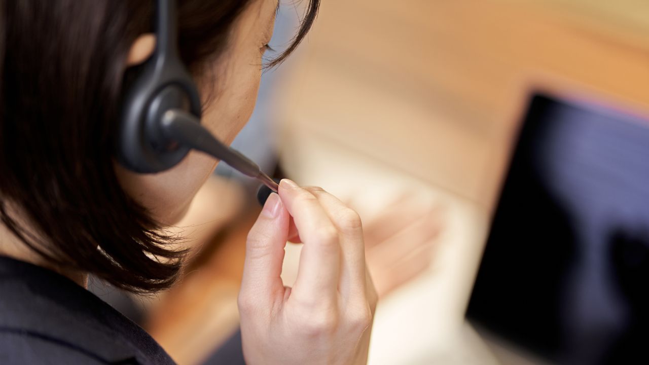 「誠意をみせろ」「他社では×万円くれた」…〈金品せしめタイプ〉の悪質クレーマーに“一人で”戦ったオペレーターの末路【マナー講師が解説】 