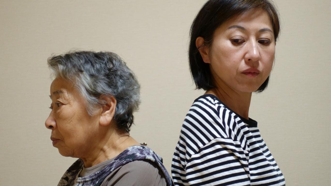 「熟年離婚」で駆け込んできた年金月6万円・73歳母と1Kアパートで共同生活…手取り20万円・52歳娘をブチギレさせた〈悪気のないひと言〉