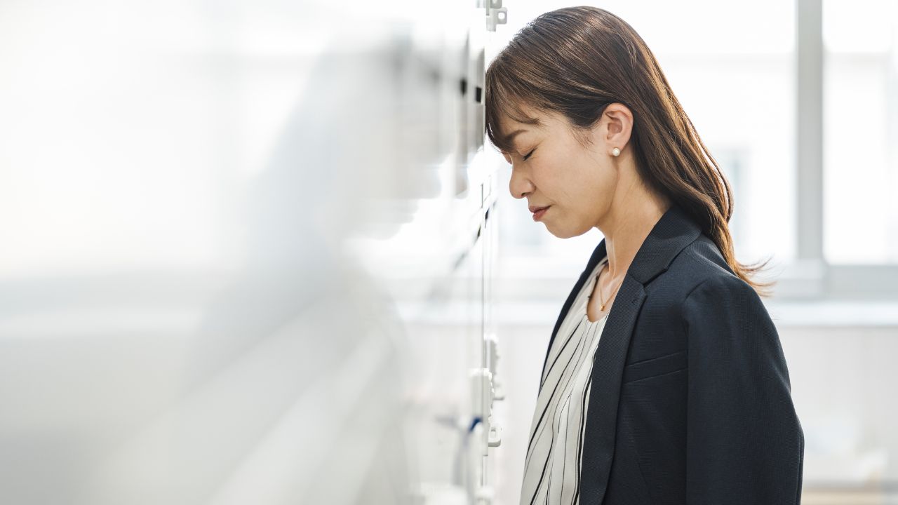 「優しすぎて、絶望しました」…好待遇の企業に就職した「月収30万円・23歳エリート女性」が、わずか1年で退職を決意した「切実な理由」