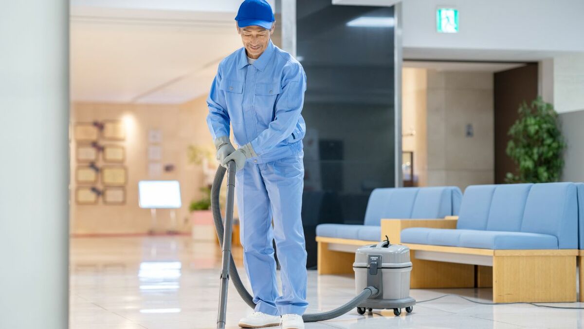 死ぬまで働くしか…「年金月15万円」66歳男性、早朝は「時給1,580円」の清掃、昼からは「時給1,280円」のファミレス。バイト掛け持ちでも生活苦の厳しい現実｜資産形成ゴールドオンライン