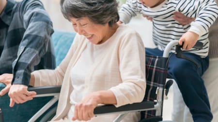 在宅医療推進には家庭のマンパワー、医療サポートが不可欠（画像はイメージです／PIXTA）