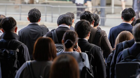なぜ経済産業省は「中小企業のM&A」にこだわるのか？…その背景にある、日本人の給与が長年上がらない「根本原因」【公認会計士が解説】