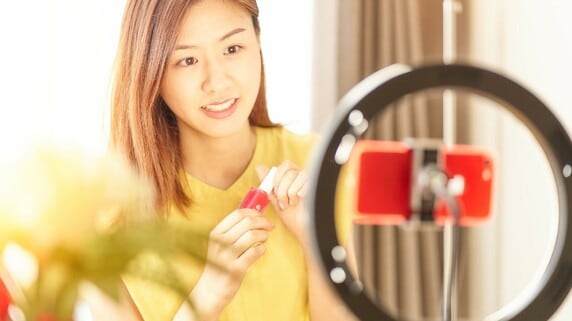 「中国なら10倍売れますね」とはやす日本の老舗化粧品メーカー…在日中国人ネットワークに群がる、美容ビジネス「暗黙の抜け道」