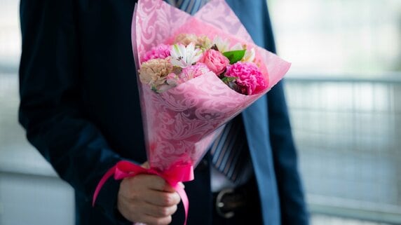 「35年間ありがとう」〈退職金2,800万円〉65歳夫が妻へ贈った“60万円のプレゼント”。翌朝返ってきた一言に絶句