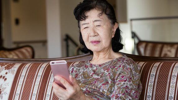 「母さん、助けて…」冬の朝、工場勤めの息子から“ただごとではない”LINE。〈年金月12万円〉81歳母が財布を片手にコンビニへ走ったワケ【CFPが警告】