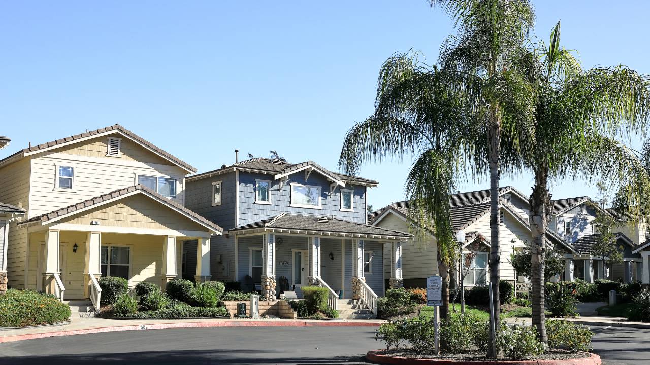 アメリカ「雇用統計大幅下方修正」で揺らぐ、アメリカ不動産投資の前提条件…投資家が注視すべき「新たな判断基準」とは | スマートニュース