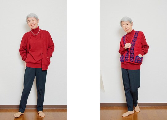 タートルネックとカーディンガンのアンサンブルの着こなし（左）と20歳の頃に母が手編みしたベストをハイネックセーターに合わせて