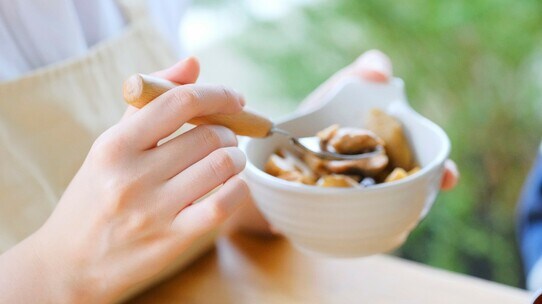 なぜスプーンは赤色?高齢者に視覚で訴える効果が絶大な理由