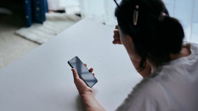 私のお金、返して…年金月8万円・清掃パート収入月7万円の「孤独なおひとりさま」、70万円を失い呆然。原因は「スマホの向こうの“先生”」