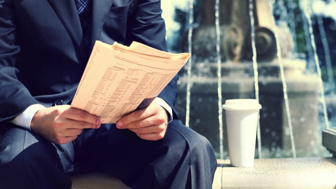 2面全面広告「象の目」　インパクトある広告は・・・