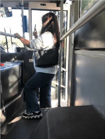 ［画像］やや窮屈なバスのドア付近。運賃箱でQRコードをかざす 撮影：東洋証券