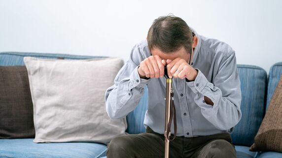 「時間を巻き戻したい」…年金を5年繰下げた71歳男性、月15万円から月21万円に増額。通帳を見てご満悦も、「取り返しがつかないことをした」涙を滲ませたワケ