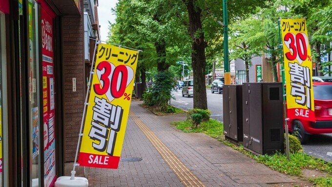 「忘年会でビールをこぼされても大丈夫」→真冬に“意外な商品を大ヒットさせた”クリーニング店のPOP、その予想外の戦略とは？