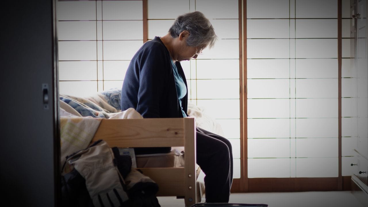 悔やんでます…〈年金月18万円〉77歳妻、貯金通帳を眺めながら嗚咽。「もう無理」と81歳夫に告げた最終決断