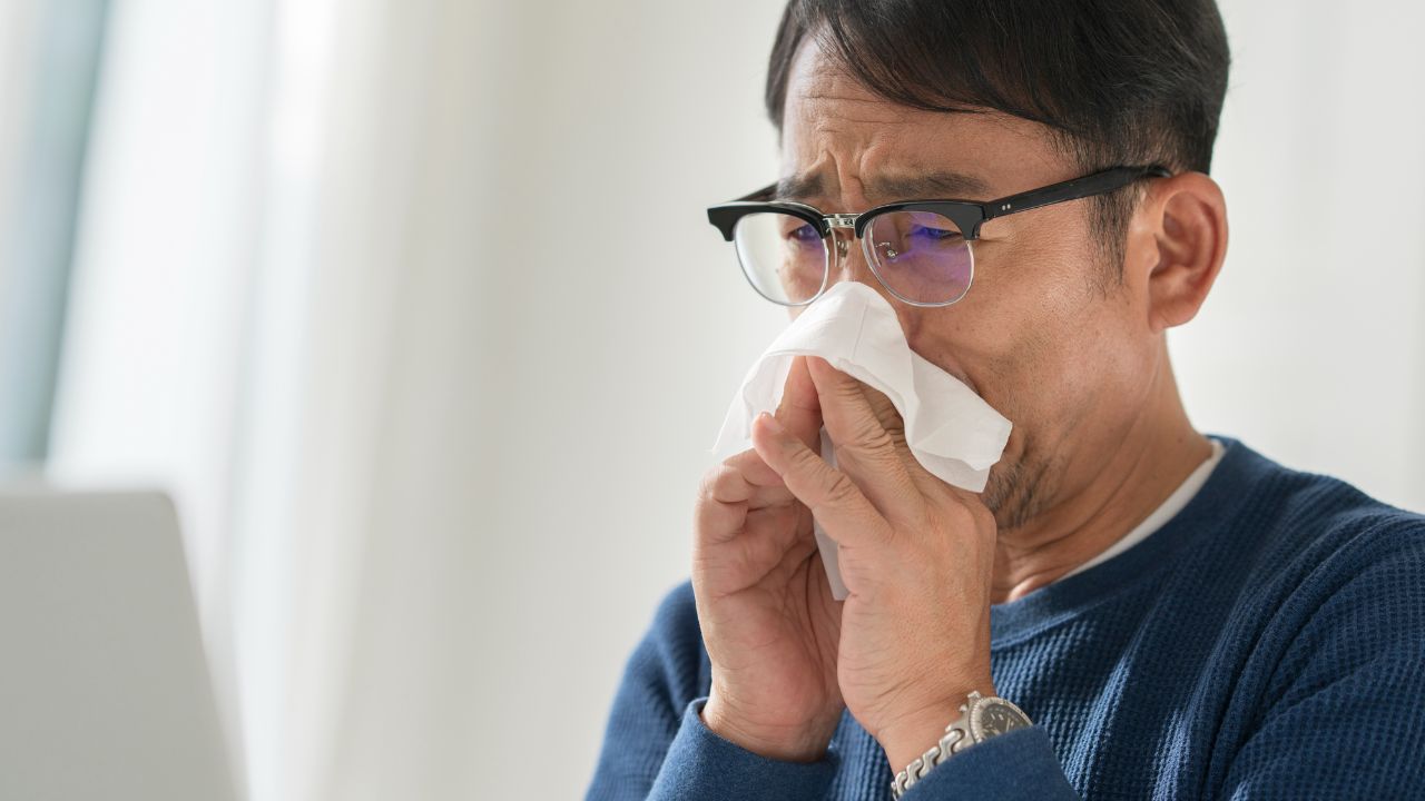 「手術代なんてドブに捨てるようなものよ…」82歳母が「浮いたからあげる」と押し付けた“帯封つき100万円”に55歳息子、絶句。悲しみと情けなさで涙したワケ