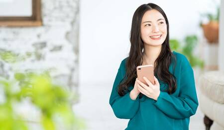 スマホを持っている女性