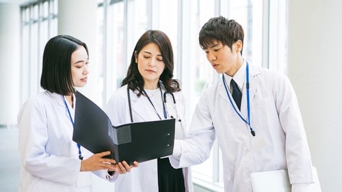 医師がタスクシフトを行う「覚悟」をきちんと持つことが、医師の働き方改革を実現につながるという。（※写真はイメージです／PIXTA）