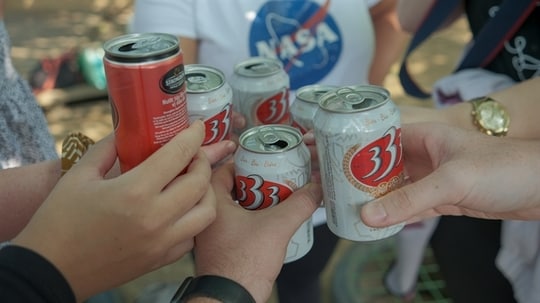 ベトナムを定住地に選んだ多くの外国人にとって、交際費の安さは大きな魅力となっている。VNS Photo：ショーン・ノーラン