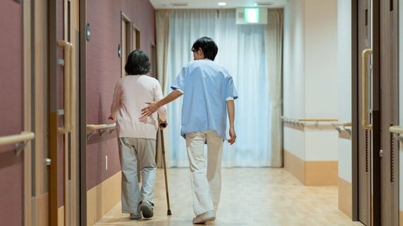 「早くここを出たい…」82歳母からのSOSに駆けつけた長女、入居したばかりの老人ホームで見た〈まさかの光景〉