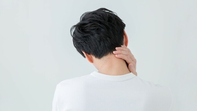 揉んでも叩いても楽にならない「首のコリ」…放置で生じる「将来の健康問題」