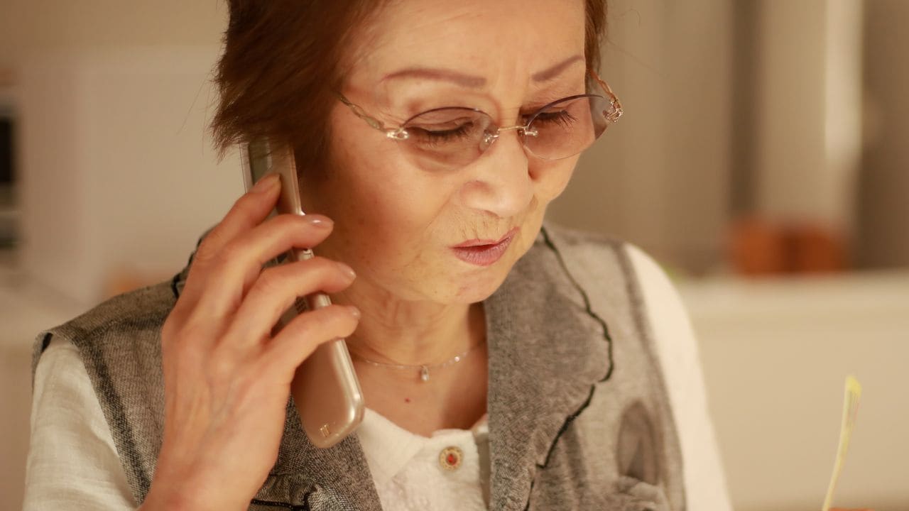 「どうやって生きていけと…」〈年金月13万円・75歳母〉、50歳息子の「スマホ代」を払い続けた末路