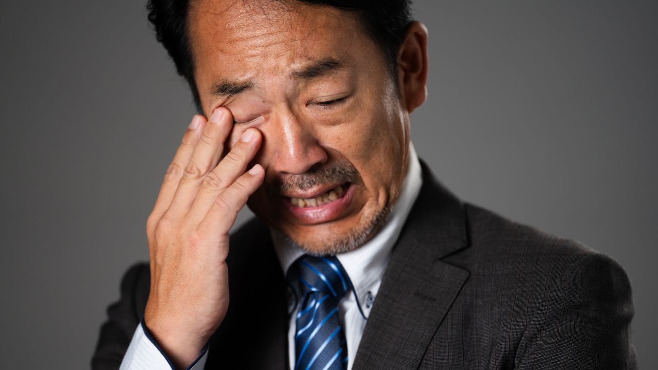 〈月収80万円〉〈退職金4,000万円〉60歳元エリート部長、思わず絶句。「キャリアを活かしたい」と息巻くも「書類審査150連敗」にプライド崩壊「俺の経歴はゴミなのか?」