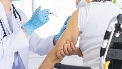 認知症の父親は「今日は絶対に風呂に入らんからな」と意気揚々と出かけて行ったというが…。（※画像はイメージです／PIXTA）