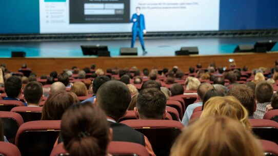 短時間の英語学習に最適!? 「TED Talks」のメリットとは?