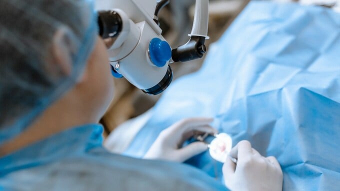 「正直なところ、執刀医による知識と技術の差は大いにある」…患者が知らない「白内障手術」のリアル