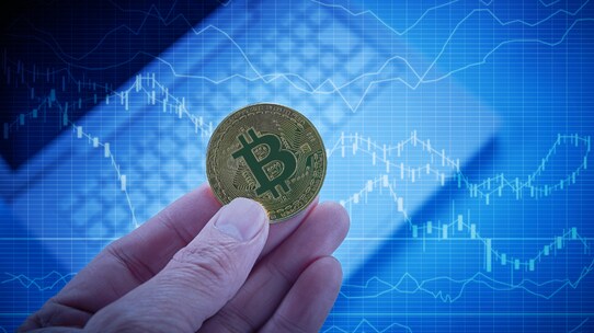 デジタル通貨で「長期つみたて投資」は可能か、プロが検証