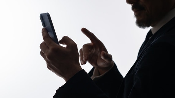 「ふざけるな、騙しやがって！」51歳独身男性がスマホを床に叩きつけ激昂…「大阪府警察」を名乗るSNSアカウントから〈老後資金150万円〉を奪われた瞬間