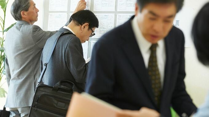 悔しい、悔しい…「元メガバンカー」が定年退職、退職金2,500万円を手にするも〈心許ない通帳残高〉。年金月24万円・65歳で駆け込んだハローワークでかいた大恥【FPが解説】