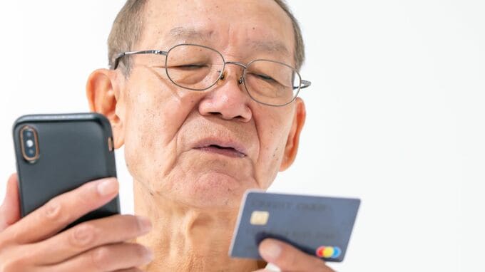 実家から出たことのない年金月8万円・66歳息子、90代両親のお金で遊び暮らしていたが…銀行からの〈まさかの宣告〉に唇を噛み、「父の死を待つほかない」【FPの解説】