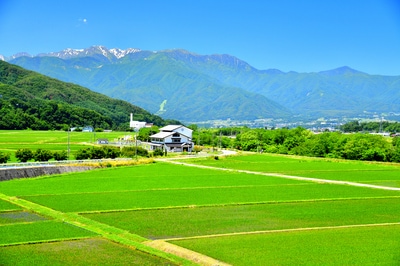 長野県伊那市高遠町下山田より木曽駒ヶ岳方面を望む(長野県伊那市)※PIXTA