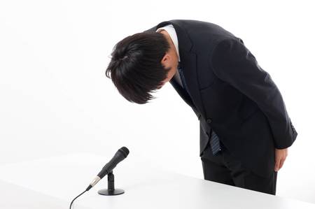 もう謝るしか……