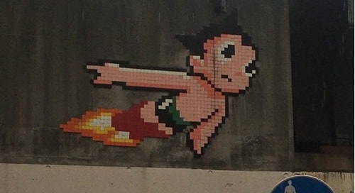 渋谷アトムの拡大。正方形のタイルを並べて8bit風にキャラクターが描かれている（筆者撮影）