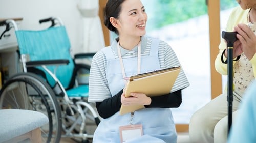 介護保険事業はボランティアでも社会貢献でもなく、収益事業である。（※写真はイメージです／PIXTA）