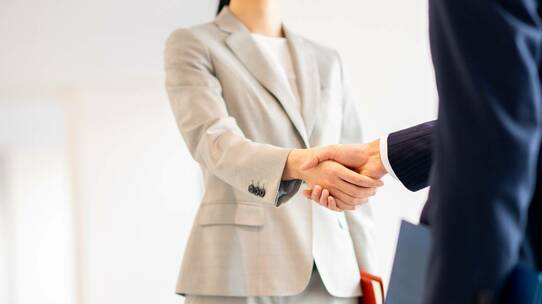 50代「自分からいったらナメられる」と思っていないか?「先に挨拶しない人」が持つ“意外な共通点”