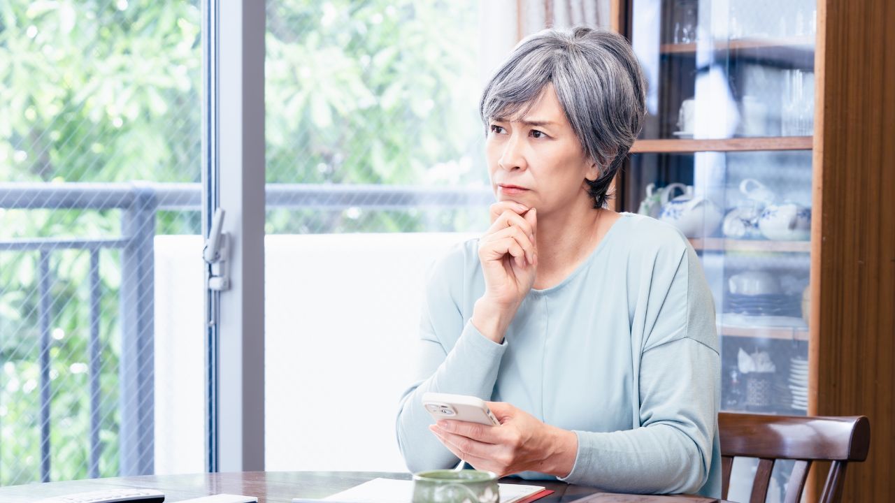 「もう、お母さんには頼らないから」実家に居座る52歳無職の息子から届いたLINEに胸騒ぎ。75歳母が自宅で見た「信じられない光景」