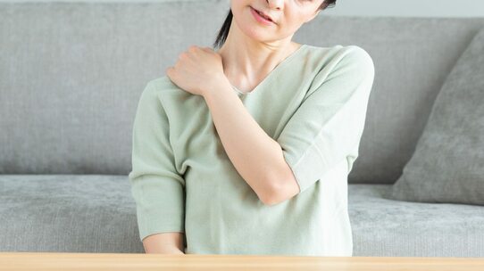 首をポキポキ…は危険!?「認知症」の発症リスクを上げる習慣、予防につながる習慣【医師が解説】