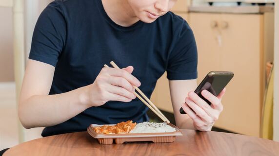 「仕送りは必要ない」と言う息子が心配で…〈月収25万円・22歳長男〉の部屋を訪ねた53歳母、目を疑った“ひとり暮らしの実情”