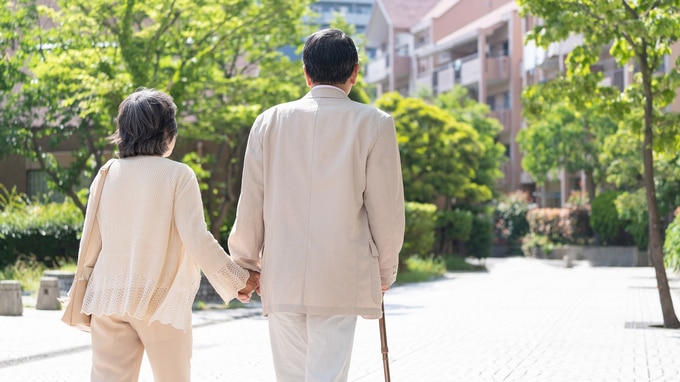 社宅暮らしで貯金に励んだ60代夫婦、定年退職を機に“念願のマイホーム”を購入！年金月24万円で老後を満喫していたが…3年後、68歳夫「家なんて買わなければよかった！」と後悔したワケ【FPの助言】