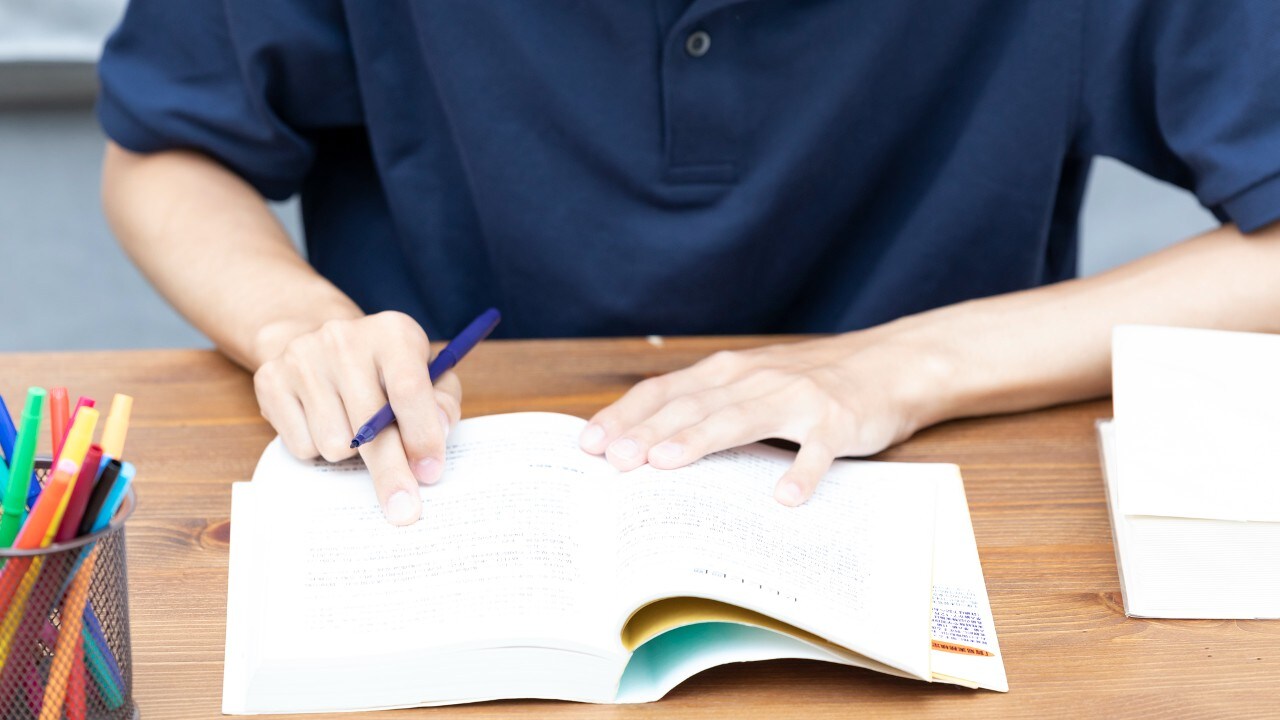 将来不安!「働かないおじさん」が資格試験を目指すべき理由