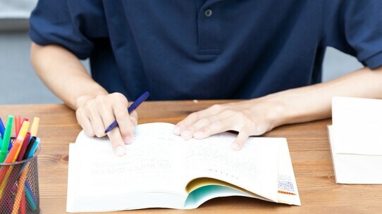 将来不安!「働かないおじさん」が資格試験を目指すべき理由