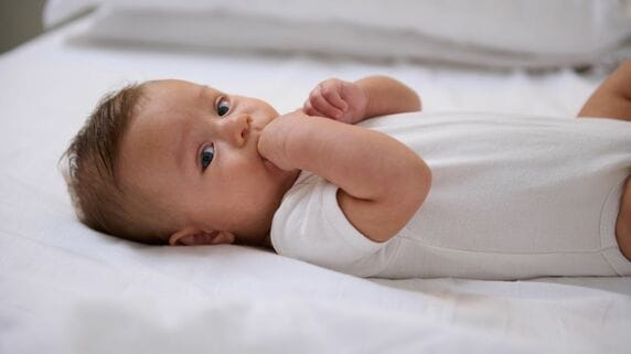 米政府「赤ちゃんに1,000ドル投資」の衝撃と、日本の「2万円バラマキ」という絶望的な格差【ストラテジストが解説】